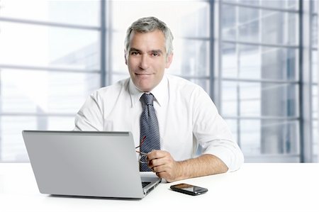 simsearch:400-03989090,k - businessman senior gray hair working laptop interior modern white office Fotografie stock - Microstock e Abbonamento, Codice: 400-04204946