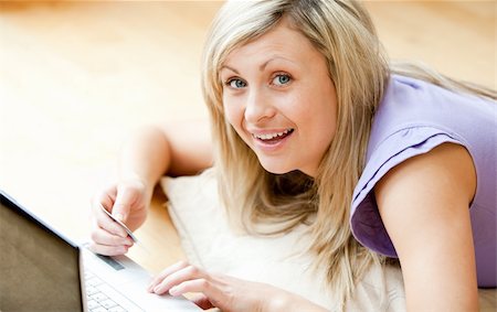 simsearch:400-04709946,k - Happy blond woman using a laptop lying on the floor at home Stockbilder - Microstock & Abonnement, Bildnummer: 400-04205571