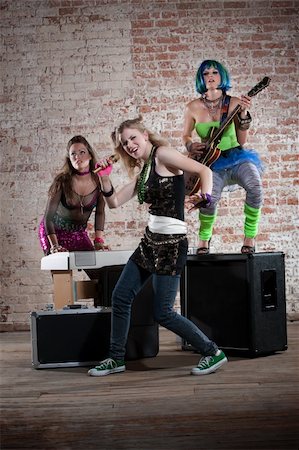simsearch:400-04194221,k - Young all girl punk rock band performs in front of brick wall Foto de stock - Royalty-Free Super Valor e Assinatura, Número: 400-04206007
