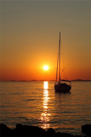 simsearch:400-05058287,k - Gold romantic sunset with silhouette of yacht Foto de stock - Super Valor sin royalties y Suscripción, Código: 400-04206333