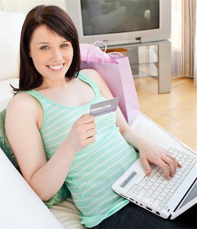 simsearch:400-04709946,k - Portrait of a young woman making an online purchase with a laptop computer Stockbilder - Microstock & Abonnement, Bildnummer: 400-04206765