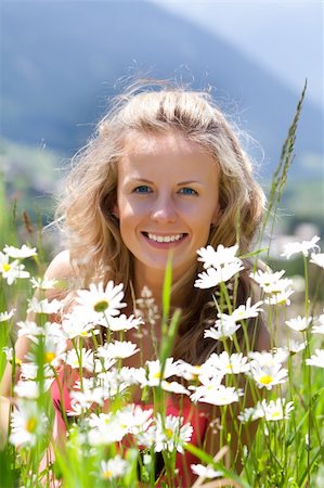 peterkirillov (artist) - Smiling woman in field of chamomiles Fotografie stock - Microstock e Abbonamento, Codice: 400-04206929