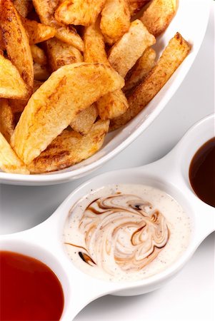 simsearch:400-07993733,k - Homemade potato chips served with a choice of dips Photographie de stock - Aubaine LD & Abonnement, Code: 400-04207556