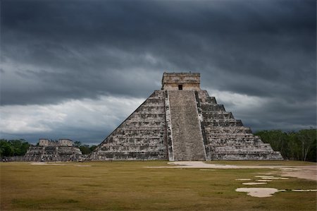 Anicent mayan pyramid in Chichen-Itza, Mexico Stock Photo - Budget Royalty-Free & Subscription, Code: 400-04208085