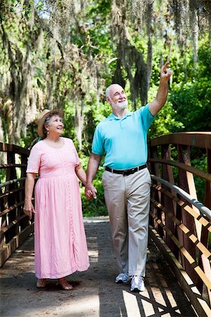 Senior couple on vacation in Florida walking through a tropical park. Foto de stock - Super Valor sin royalties y Suscripción, Código: 400-04208634