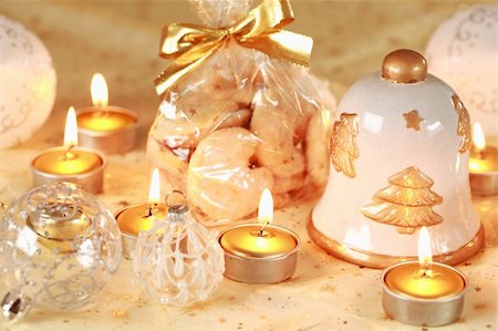 simsearch:400-04051271,k - Christmas still life with candles and cookies in golden tone Foto de stock - Royalty-Free Super Valor e Assinatura, Número: 400-04209445