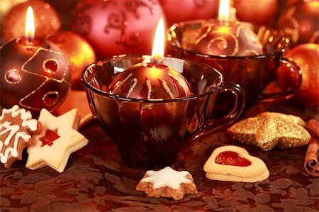 simsearch:400-04051271,k - Christmas still life with candles and cookies in brown and red tone Foto de stock - Royalty-Free Super Valor e Assinatura, Número: 400-04209442