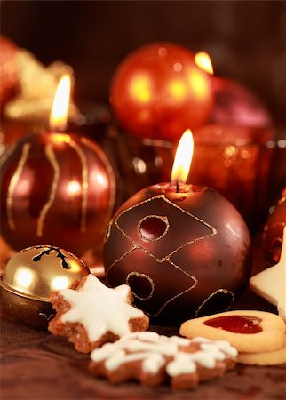 simsearch:400-04051271,k - Christmas still life with candles and cookies in brown and red tone Foto de stock - Royalty-Free Super Valor e Assinatura, Número: 400-04209443