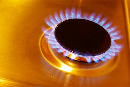 flames of gas stove in the dark Photographie de stock - Aubaine LD & Abonnement, Code: 400-04200081