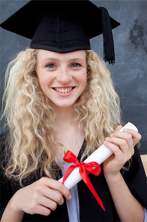 Portrait of a smiling teenage Girl Celebrating Graduation in the class Foto de stock - Super Valor sin royalties y Suscripción, Código: 400-04200212