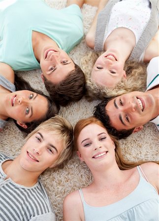 simsearch:400-04200589,k - High angle of teenagers with their heads together smiling Foto de stock - Super Valor sin royalties y Suscripción, Código: 400-04200255