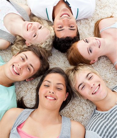 simsearch:400-04200589,k - High angle of teenagers with their heads together smiling Foto de stock - Super Valor sin royalties y Suscripción, Código: 400-04200259