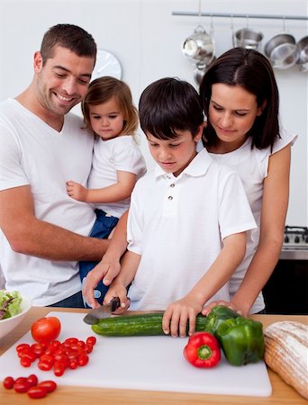 simsearch:640-01357998,k - Cheerful family cooking together in the kitchen Photographie de stock - Aubaine LD & Abonnement, Code: 400-04200320