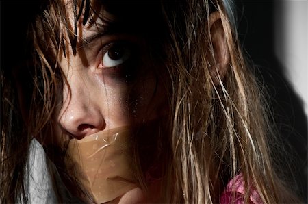 rehén - young woman taken hostage with her mouth gagged Foto de stock - Super Valor sin royalties y Suscripción, Código: 400-04200331