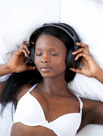 simsearch:6109-06194973,k - Radiant woman in underwear listening music lying on her bed Foto de stock - Super Valor sin royalties y Suscripción, Código: 400-04200627