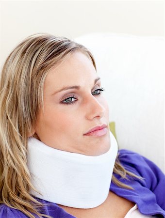 simsearch:400-04190823,k - Unhappy woman with a neck brace lying on a sofa Foto de stock - Super Valor sin royalties y Suscripción, Código: 400-04201132