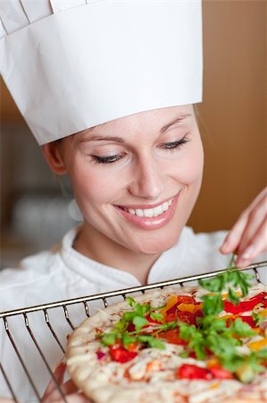 simsearch:400-07953213,k - Beautiful female chef preparing a pizza in the kitchen Foto de stock - Super Valor sin royalties y Suscripción, Código: 400-04201206