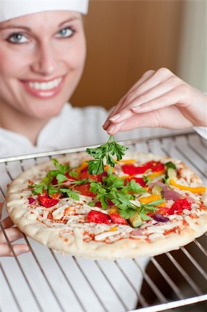 simsearch:400-07953213,k - Young female chef preparing a pizza in the kitchen Foto de stock - Super Valor sin royalties y Suscripción, Código: 400-04201208