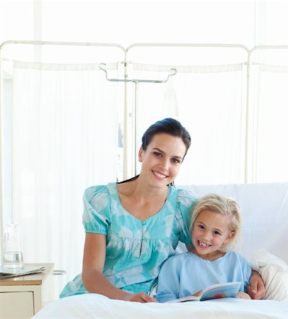 simsearch:400-04201428,k - Attentive mother reading with her daughter in a hospital Foto de stock - Super Valor sin royalties y Suscripción, Código: 400-04201432