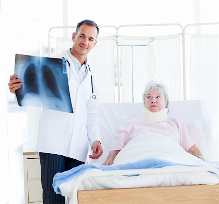 simsearch:400-04453944,k - A doctor showing an x-ray to a patient with a neck brace Foto de stock - Super Valor sin royalties y Suscripción, Código: 400-04201451