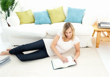simsearch:400-04202085,k - Charming woman is reading a book  in the living-room Foto de stock - Royalty-Free Super Valor e Assinatura, Número: 400-04202135