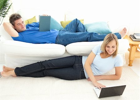 simsearch:400-04202085,k - Cute couple having free time together in the living-room Foto de stock - Royalty-Free Super Valor e Assinatura, Número: 400-04202132