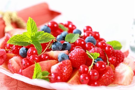 simsearch:400-04415230,k - Delicious fresh berries served in bowl as dessert Photographie de stock - Aubaine LD & Abonnement, Code: 400-04202465