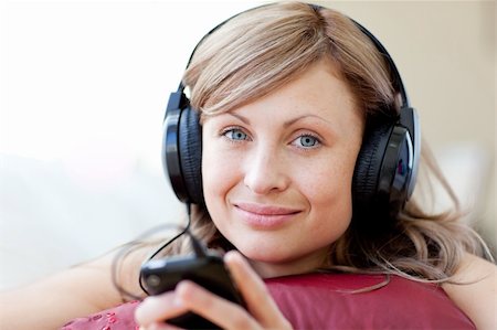 simsearch:400-04207132,k - Relaxed woman is listening the music in the living-room at home Foto de stock - Super Valor sin royalties y Suscripción, Código: 400-04202702