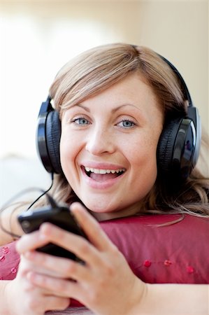 simsearch:400-04207132,k - Happy woman is listening the music in the living-room at home Foto de stock - Super Valor sin royalties y Suscripción, Código: 400-04202703