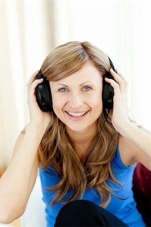 simsearch:400-04207132,k - Smiling woman is listening the music in the living-room at home Foto de stock - Super Valor sin royalties y Suscripción, Código: 400-04202710