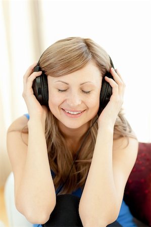 simsearch:400-04207132,k - Cute woman is listening the music in the living-room at home Foto de stock - Super Valor sin royalties y Suscripción, Código: 400-04202711