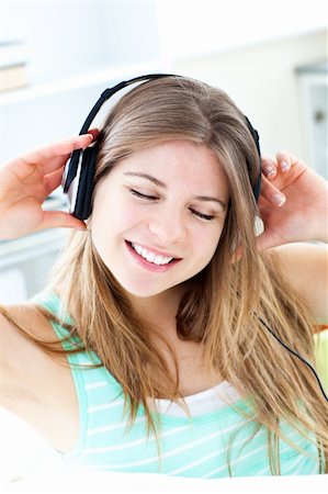 simsearch:6109-06194965,k - Jolly woman listen to music Foto de stock - Super Valor sin royalties y Suscripción, Código: 400-04202938