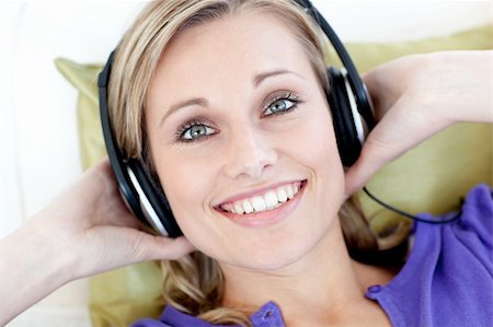 simsearch:400-04207132,k - Portrait of smiling woman  listening music looking at the camera in the living room Foto de stock - Super Valor sin royalties y Suscripción, Código: 400-04203024
