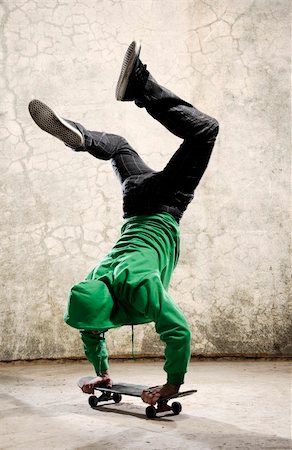 Amazing skateboarder does handstand Photographie de stock - Aubaine LD & Abonnement, Code: 400-04214049