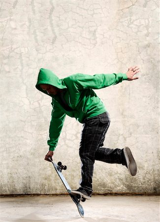 Skilled skateboarder does a trick in front of grunge wall Foto de stock - Super Valor sin royalties y Suscripción, Código: 400-04214054
