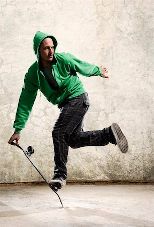 Skilled skateboarder does a trick in front of grunge wall Foto de stock - Super Valor sin royalties y Suscripción, Código: 400-04214055