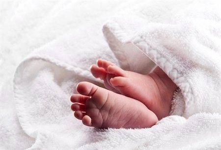 simsearch:400-04235194,k - Bare baby feet wrapped in a white towel Stock Photo - Budget Royalty-Free & Subscription, Code: 400-04214328