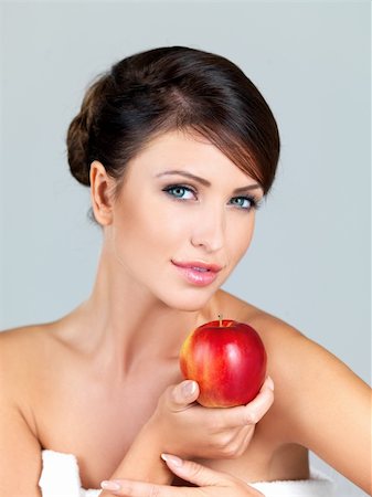 portrait of woman with fruit on head - Portrait of beautiful woman, she holding red apple Photographie de stock - Aubaine LD & Abonnement, Code: 400-04214816