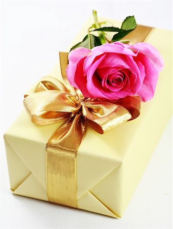 red ribbon and plant - Present box and red rose for Valentine, birthday or other event present Foto de stock - Super Valor sin royalties y Suscripción, Código: 400-04214879