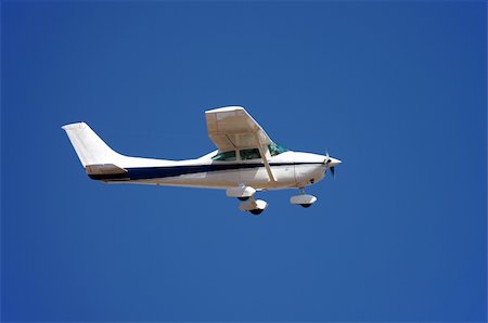 Small airplane against blue sky Fotografie stock - Microstock e Abbonamento, Codice: 400-04215911