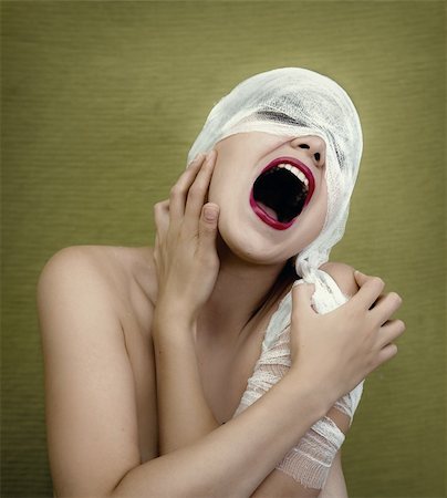 screaming young woman in bandage Foto de stock - Super Valor sin royalties y Suscripción, Código: 400-04216850