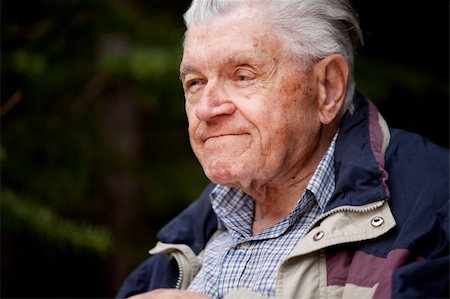 simsearch:400-04218004,k - A portrait of an elderly man in the forest Foto de stock - Super Valor sin royalties y Suscripción, Código: 400-04217996