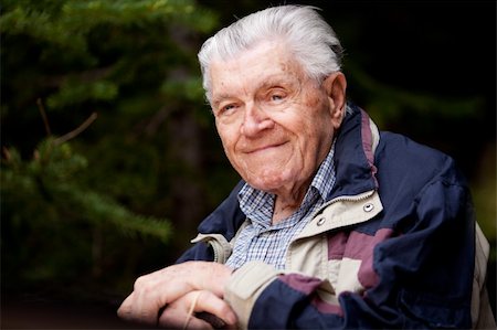 simsearch:400-04218004,k - A portrait of an elderly man resting in the forest. Foto de stock - Super Valor sin royalties y Suscripción, Código: 400-04217997