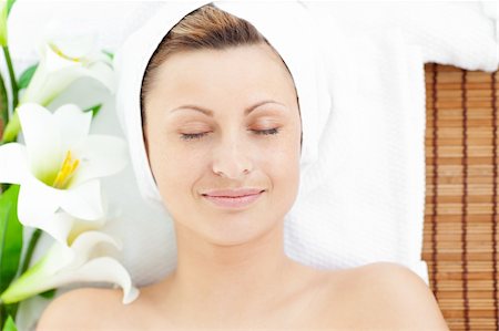 simsearch:400-04044944,k - Resting woman lying on a massage table in a spa center Stock Photo - Budget Royalty-Free & Subscription, Code: 400-04210127