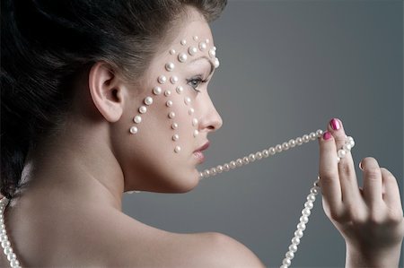 simsearch:400-07822212,k - close up portrait of cute brunette with necklace and creative make up looking on one side with pearl on her face Fotografie stock - Microstock e Abbonamento, Codice: 400-04210469