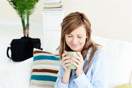 simsearch:400-04188263,k - Relaxed businesswoman enjoying her coffee sitting on a sofa in her office Foto de stock - Super Valor sin royalties y Suscripción, Código: 400-04210535