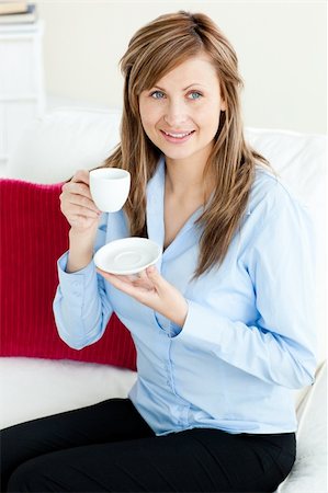 simsearch:400-04188263,k - Self-assured blond businesswoman holding a coffee sitting on the sofa in the office Foto de stock - Super Valor sin royalties y Suscripción, Código: 400-04210562