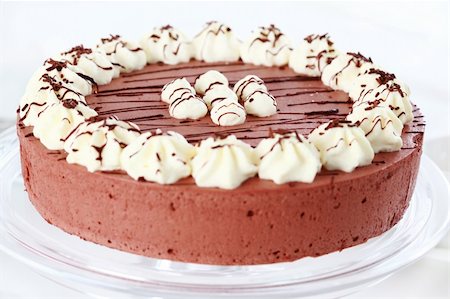 simsearch:400-04575700,k - Delicious chocolate cake garnished with cream Foto de stock - Super Valor sin royalties y Suscripción, Código: 400-04210706