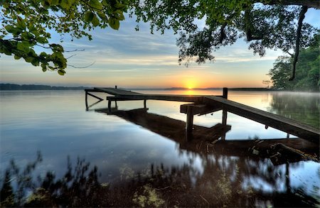 simsearch:400-04737108,k - sunrise on a pier with branch hanging out over the water Photographie de stock - Aubaine LD & Abonnement, Code: 400-04211694