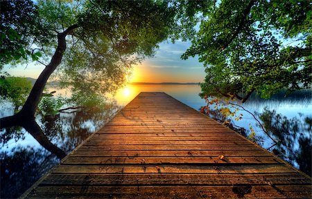 simsearch:400-04737108,k - sunrise on a pier with branch hanging out over the water Photographie de stock - Aubaine LD & Abonnement, Code: 400-04211693